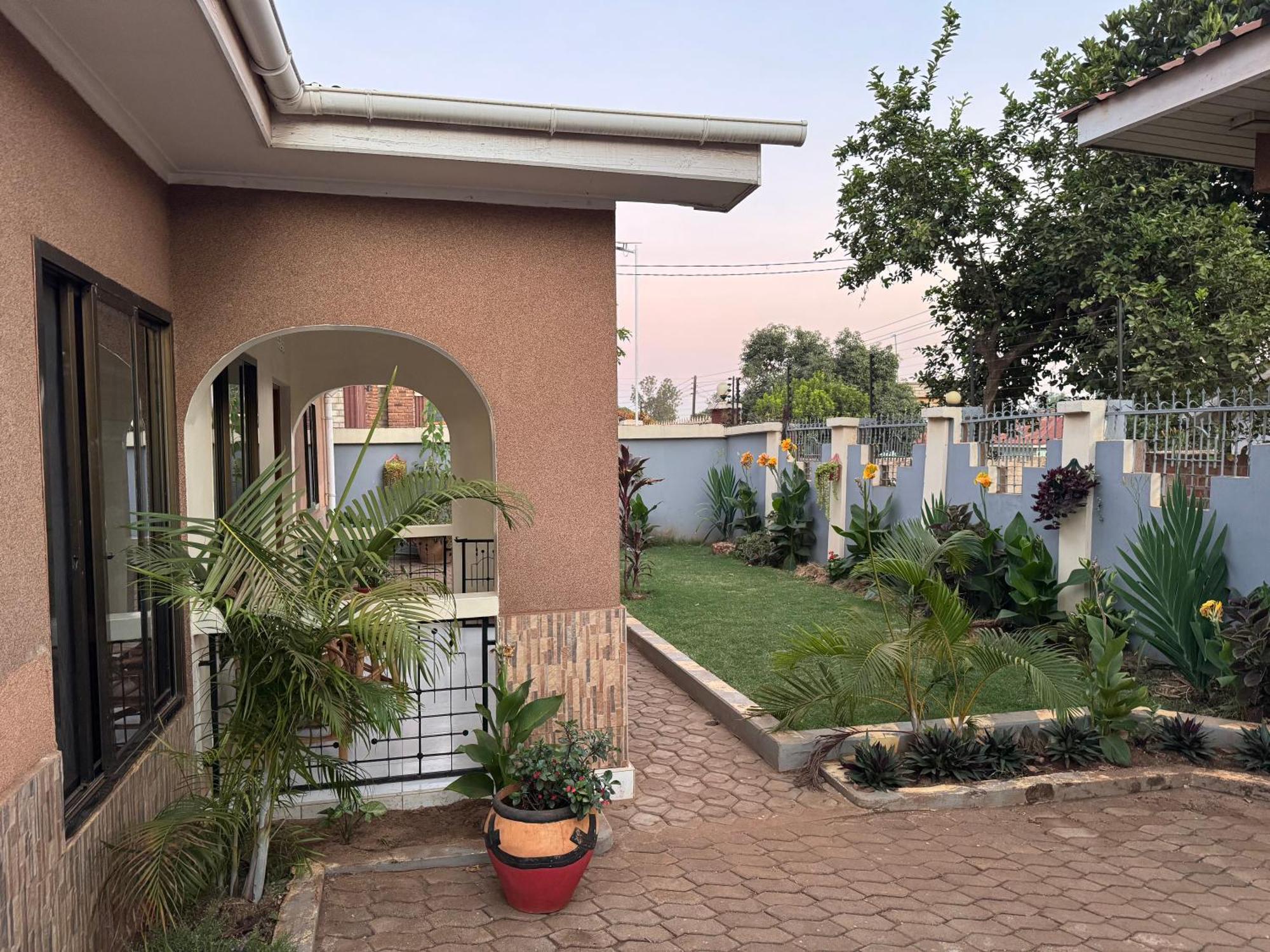 Apartamento Town Retreat Moshi Exterior foto